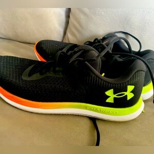 Men’s under armor Charged tennis shoes.